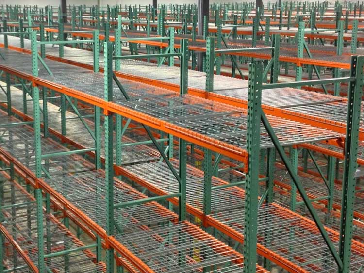 Wire mesh decking for pallet rack