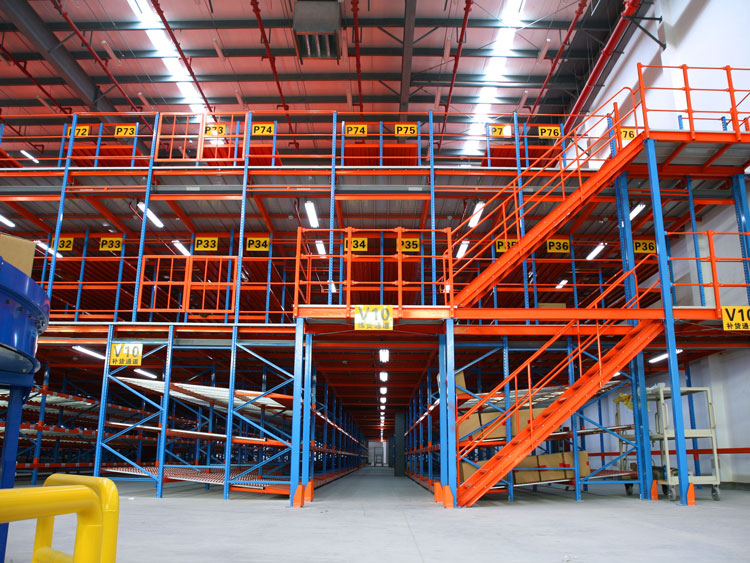 Comparison between mezzanine floors and medium-sized shelves